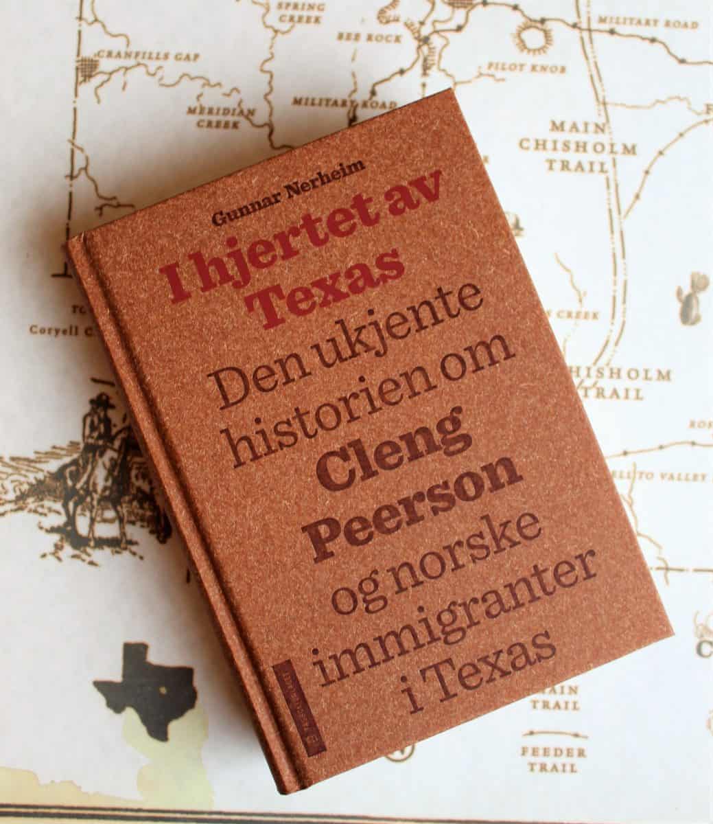 The book I Hjertet av Texas, by Gunnar Nerheim, lying on top of a map of the Chisholm Trail.